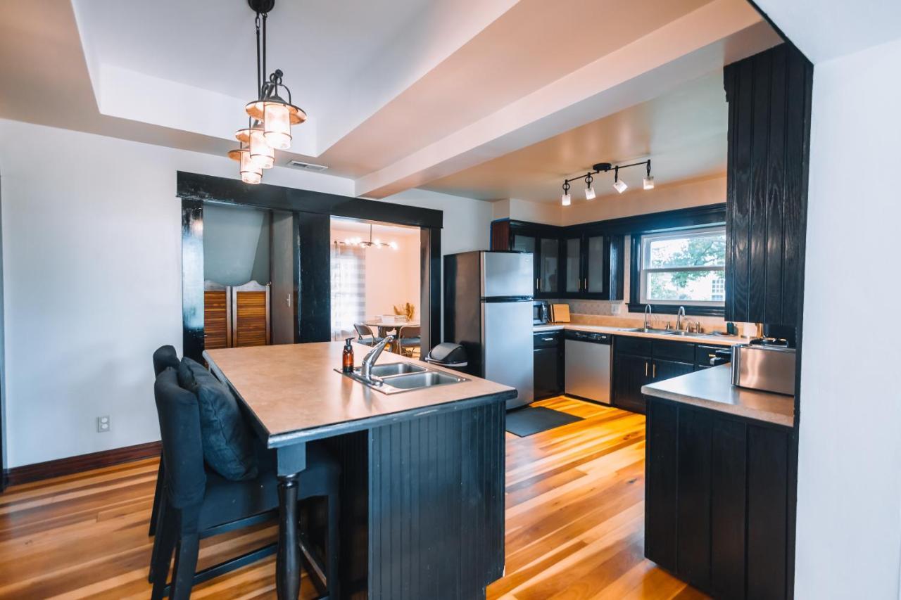 Villa Downtown Escape Great For Large Families & Groups Sugarcreek Exterior foto