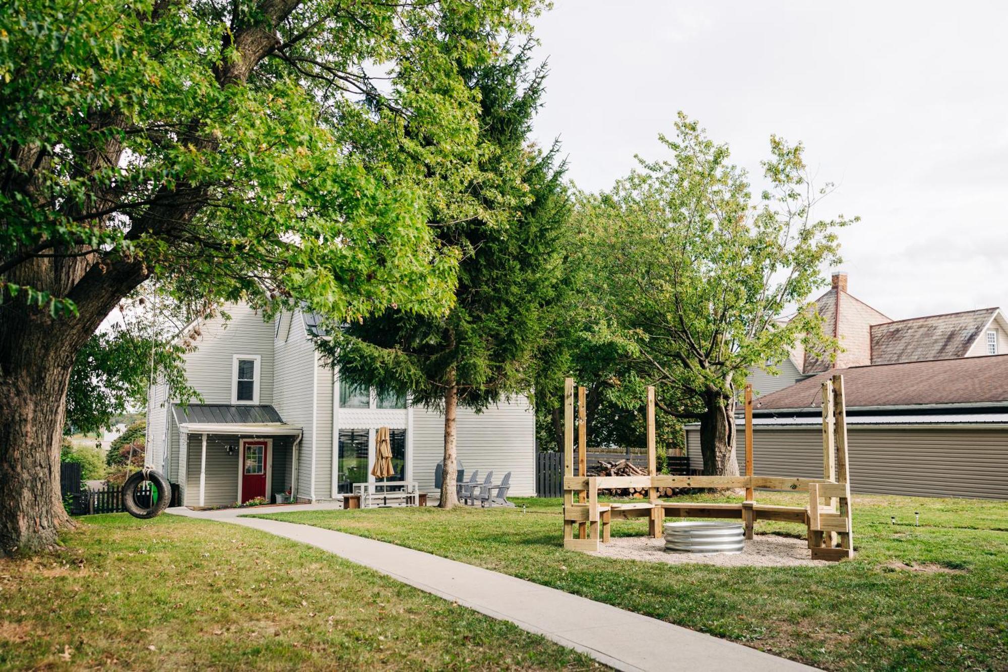 Villa Downtown Escape Great For Large Families & Groups Sugarcreek Exterior foto