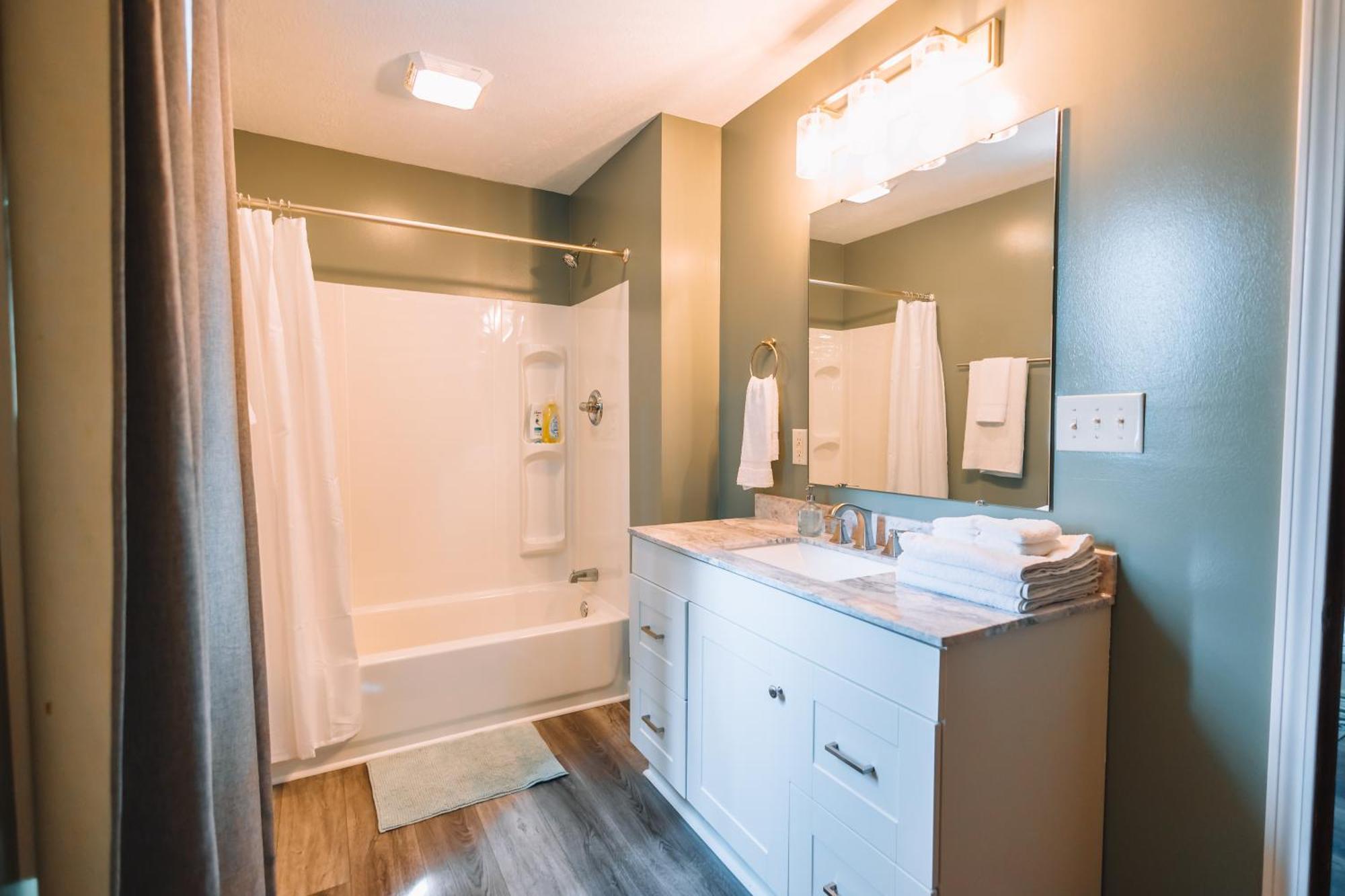 Villa Downtown Escape Great For Large Families & Groups Sugarcreek Exterior foto